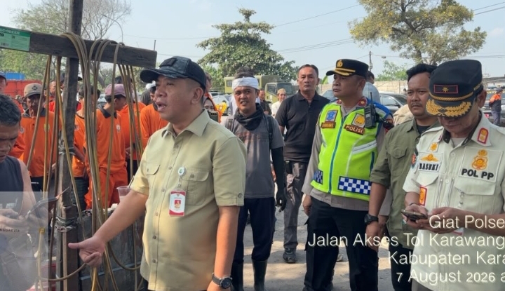 Kapolsek Klari Pimpin Pengamanan Penertiban Bangunan Liar di Akses Jalan Interchange Tol Karawang Timur