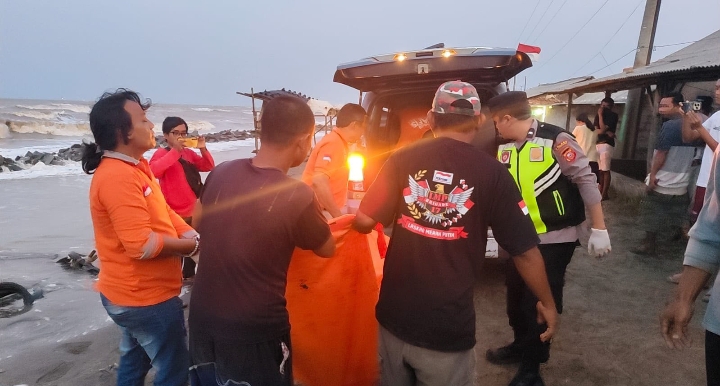 Dua Korban Laka Laut KM Anugrah Laut 3 Diserahkan kepada Keluarga