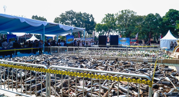 Sukseskan Pemusnahan Massal di Polda Jabar, Polresta Karawang Kirim Ribuan Knalpot Brong dan Puluhan Unit Motor Hasil Kejahatan