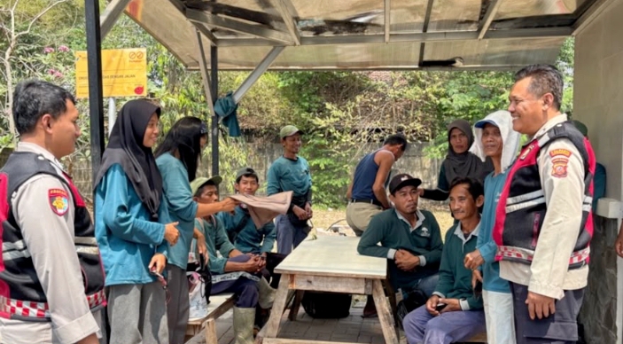 Patroli Sapa Warga, Polsek Telukjambe Barat Bersama Warga Dusun Kaligandu Perkuat Sinergi Jaga Kamtibmas