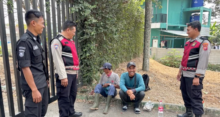 Polsek Telukjambe Barat Berikan Nomor Layanan Pengaduan Kepolisian Ke Warga Dusun Kaligandu 