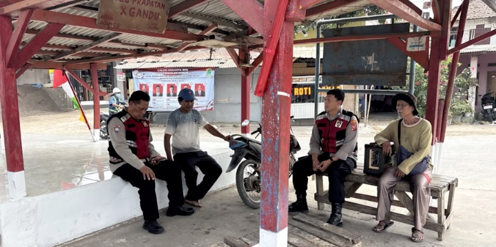 Personil Polsek Telukjambe Barat Sapa Warga di Pangkalan Ojeg, Perhatikan Pergaulan Anak ‎