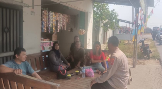 Personil Polsek Jatisari Sapa Warga Desa Mekarjaya Perhatikan Pergaulan Anak