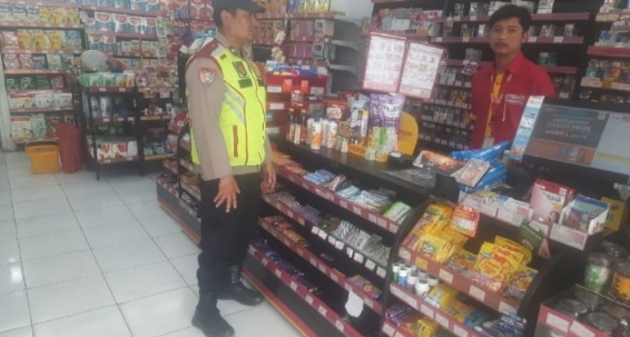 Personil Polsek Jatisari Patroli Dialogis Sapa Warga Sampaikan Himbau Kamtibmas di Alfamart