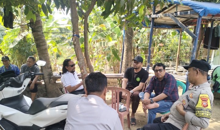 Bhabinkamtibmas Polsek Klari Ngawangkong Kamtibmas Bersama Kepala Desa Anggadita