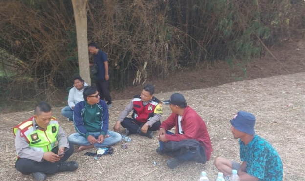 Personil Polsek Telukjambe Barat Sapa Warga, Ingatkan Orangtua Awasi Medsos Anak