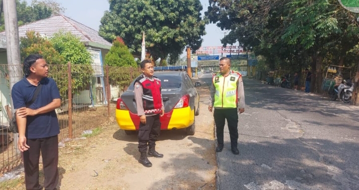 Polsek Telukjambe Barat Berikan Nomor Pelayanan Kepolisian Ke Warga Dusun Bojong