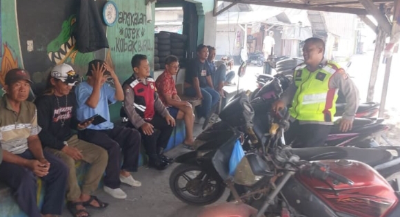 Patroli Polsek Telukjambe Barat Sambangi Pool Ojeg Sampaikan Pesan Pesan Kamtibmas