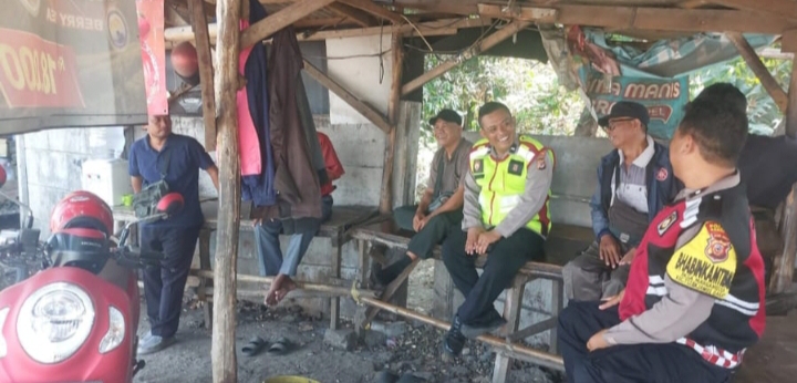 Personil Polsek Telukjambe Barat Sapa Warga di Pangkalan Ojeg