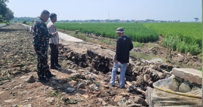 Personel Polsek Jatisari Bersama Muspika Tinjau Tanggul Irigasi Jebol di Desa Jatiwangi
