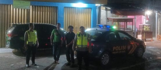 Polsek Jatisari Lakukan Patroli KRYD Malam, Sasaran Pastikan Pertigaan Jalan Raya Cikalong Aman, Polsek Jatisari Lakukan Patroli Malam Sapa Warga