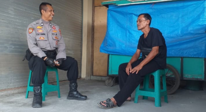 Bhabinkamtibmas Polsek Jatisari Sapa Warga Desa Barugbug Perhatikan Pergaulan Anak
