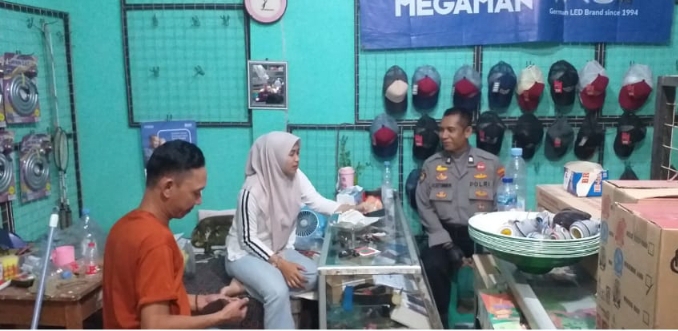 Personil Bhabinkamtibmas Polsek Jatisari, Patroli Sapa Warga Sampaikan Himbau Kamtibmas di Pertokoan