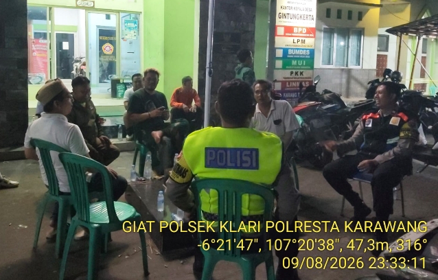 Patroli Malam Sapa Warga, Bhabinkamtibmas Polsek Klari Sambangi Warga Saat Ronda Malam