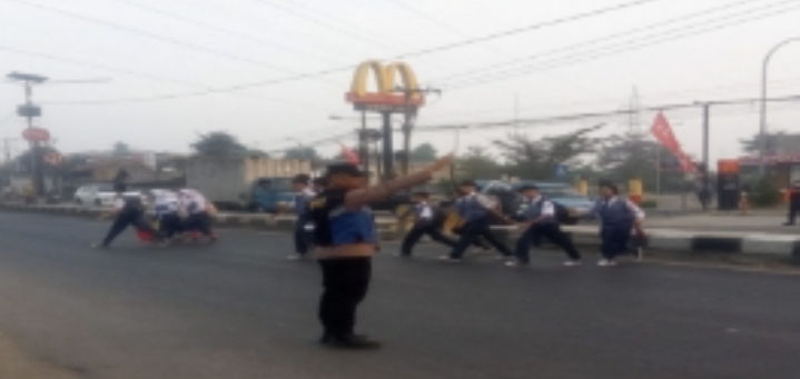 Sapa Pagi Polsek Klari, Gatur Lalin dan Bantu Sebrangkan Siswa, Pastikan Kondusif