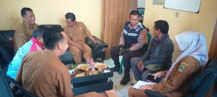 Bhabinkamtibmas Polsek Jatisari Sapa Staf Desa, Perkuat Silaturahmi dan Sinergitas Kamtibmas ‎