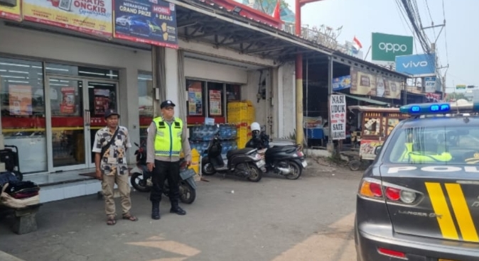 Sapa Warga, Personil Polsek Jatisari Melaksanakan Patroli, Sampaikan Himbauan Kamtibmas di Alfamart
