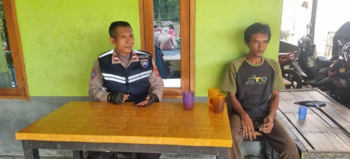 Sapa Warga Desa Barugbug, Bhabinkamtibmas Polsek Jatisari Sampaikan Pesan, Perhatikan Pergaulan Anak