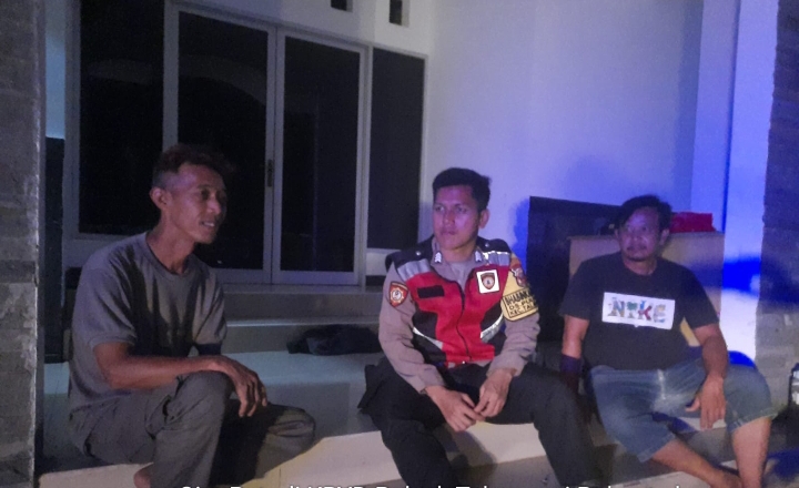 Bhabinkamtibmas Polsek Telagasari Dampingi Giat Siskamling Masyarakat, Pastikan Lingkungan Kondusif