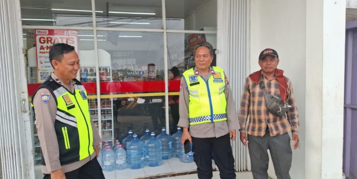 Warga Dusun Pasirjengkol Diberi Nomor Layanan Kepolisian Oleh Personil Polsek Telukjambe Barat