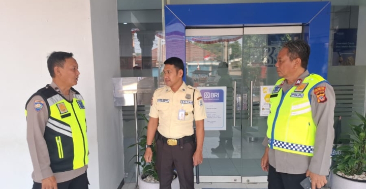 Personil Polsek Telukjambe Barat Perkuat Sinergi dan Keamanan Lingkungan Perbankan