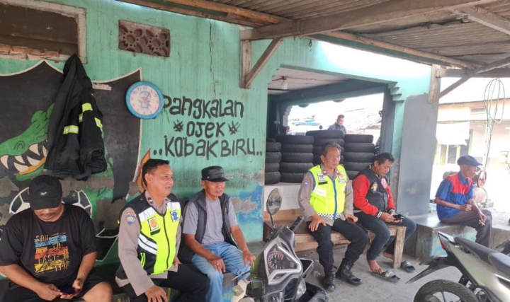 Personil Polsek Telukjambe Barat Sapa Warga di Pangkalan Ojeg, Ingatkan para Orangtua Awasi Pergaulan Anak