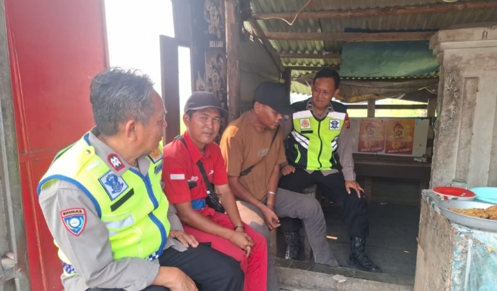 Polsek Telukjambe Barat Himbau Warga Dusun Waspada TPPO Ke Warga Dusun Nyangkokot