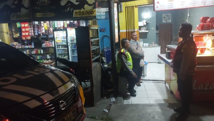 Patroli Sapa Warga, Polsek Telukjambe Barat Bersama Warga Desa Karangligar Perkuat Sinergi Jaga Kamtibmas