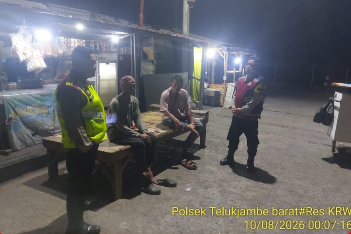 Patroli Polsek Telukjambe Barat Ngawangkong Kamtibmas Bareng Warga Desa Wanasari