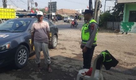 Personel Polsek Jatisari Patroli Sapa Warga di Dusun Kertamulya Balonggandu
