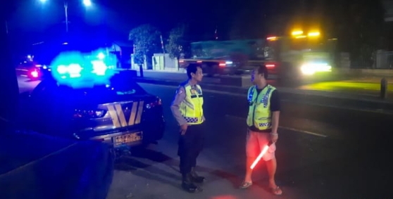 Patroli Polsek Jatisari Laksanakan Strong Point di Jalan Raya Pantura Balonggandu