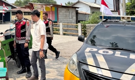Personel Polsek Telukjambe Barat Patroli Sapa Warga di Dusun Baregbeg Desa Wanasari