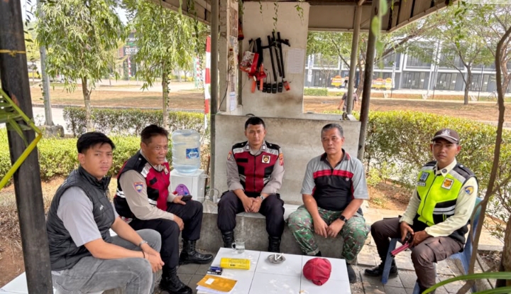 Personil Polsek Telukjambe Barat Berikan Penyuluhan Jaga Kamtibmas Kepada Security Trans Heksa