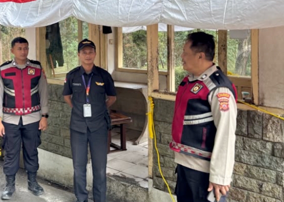 Personil Polsek Telukjambe Barat Berikan Penyuluhan Jaga Kamtibmas Kepada Security Lotus Lakes