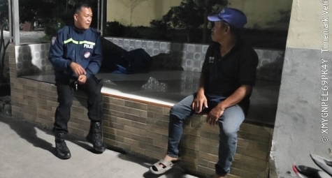 Patroli Malam Sapa Warga, Bhabinkamtibmas Polsek Klari Jaga Kamtibmas di Perumahan Grand Permata Residence