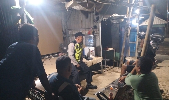 Bhabinkamtibmas Polsek Klari Dampingi Warga Binaan Lakukan Ronda, Jaga Keamanan Bersama