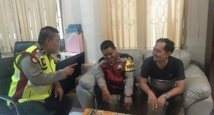 Personil Polsek Telukjambe Barat Patroli Sapa Warga di Balai Desa Margamulya