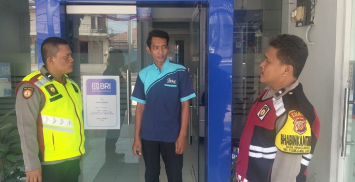 Personil Polsek Telukjambe Barat Perkuat Sinergi dan Keamanan di Perbankan
