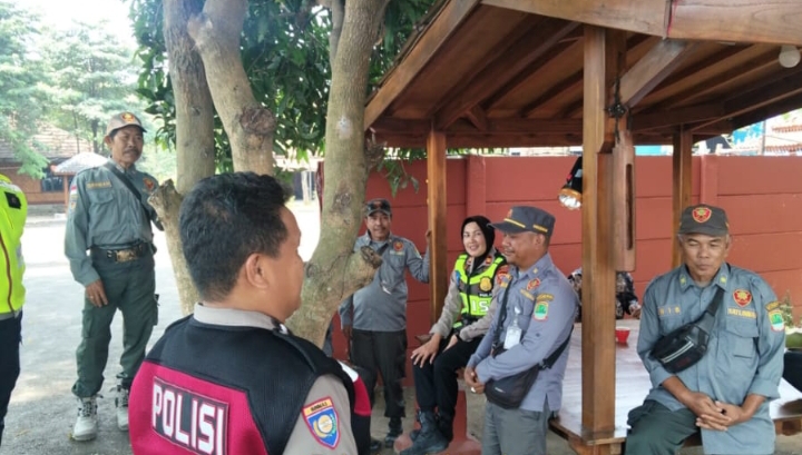 Kapolsek Telukjambe Barat Patroli Sapa Pagi, Berikan Penyuluhan kepada Anggota Linmas