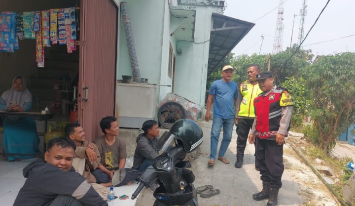 Polsek Telukjambe Barat Patroli Sapa Warga, Berikan Nomor Layanan Kepolisian Kepada Warga Dusun Kaligandu