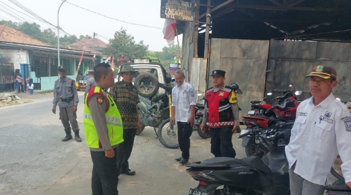 Personil Polsek Telukjambe Barat Sapa Warga Dusun Kaligandu, Ingatkan para Orangtua Awasi Pergaulan Anak
