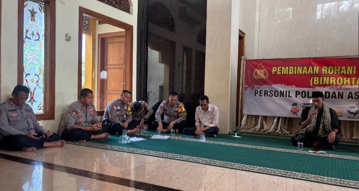 Polri dan ASN Polsek Klari Polresta Karawang Gelar Binrohtal di Masjid Al Danish