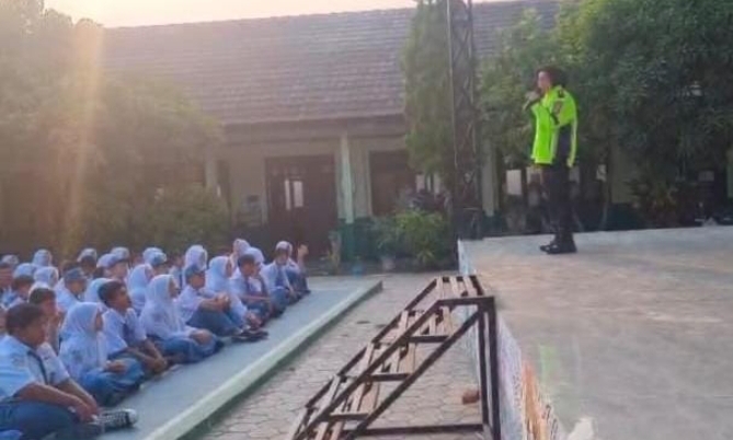 Kapolsek Jatisari Polresta Karawang Berikan Penyuluhan di SMAN 1 Jatisari Dengan Tema Bahaya Tawuran