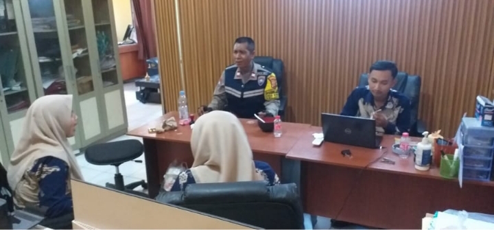 Bhabinkamtibmas Polsek Jatisari Sapa Staf Desa Desa Barugbug