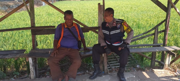 Patroli Sapa Warga, Bhabinkamtibmas Polsek Jatisari Sampaikan Pesan Kamtibmas
