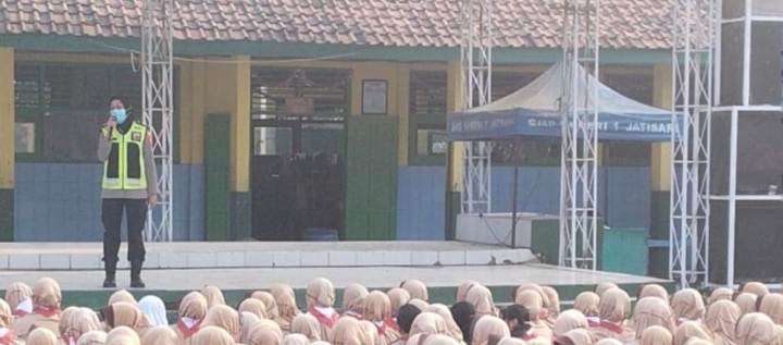Tanamkan Kesadaran Sejak Dini, Kapolsek Jatisari Bekali Siswa SMAN 1 Jatisari Bahaya Narkoba dan Kenakalan Remaja