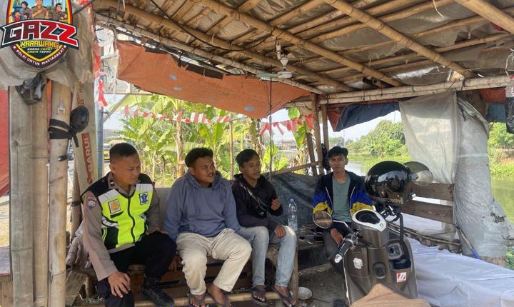 Polsek Telukjambe Barat Patroli Sapa Warga, Edukasi Penggunaan Nomor Layanan Polri ‎