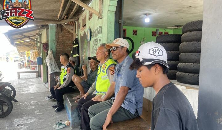 Personel Polsek Telukjambe Barat Patroli Sapa Warga Desa Karangmulya
