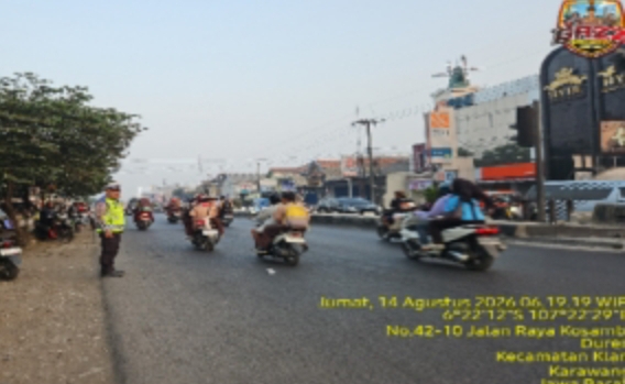 Bukti Pelayanan Lalu Lintas, Personil Polsek Klari Laksanakan Sapa Pagi Dengan Cara Gatur Lalin