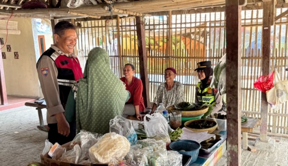 Kapolsek Telukjambe Barat Sambangi Ibu-Ibu Saat Patroli Siang Sapa Warga, Sampaikan Pesan Penting Ini